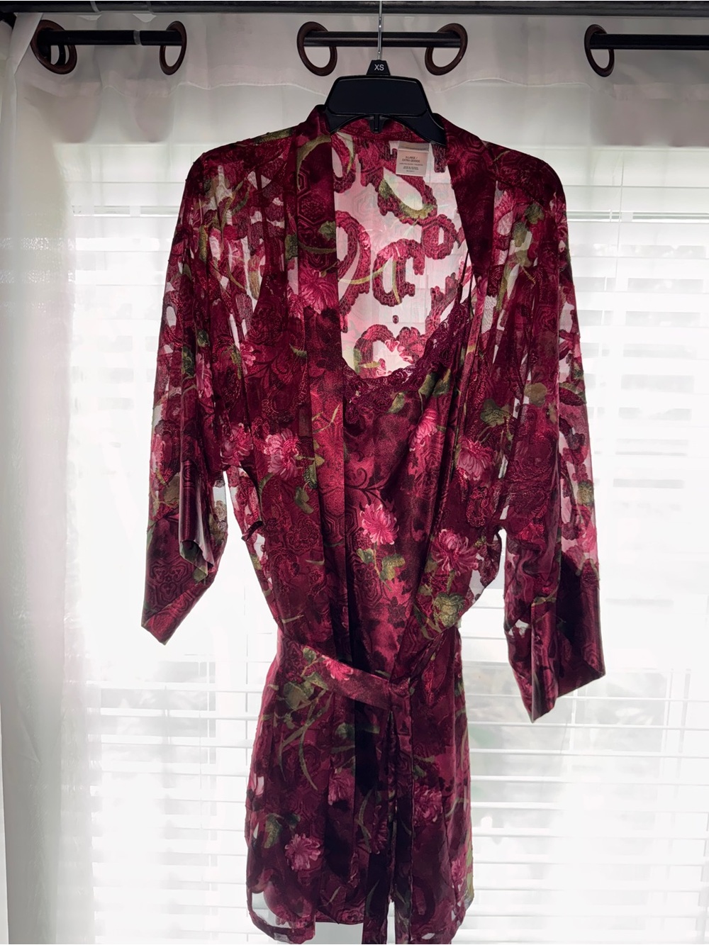 Like New Women’s Floral Satin Robe and Lingerie Set XL